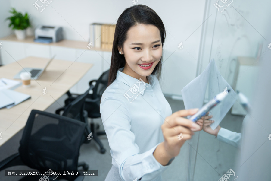 年轻商务女士