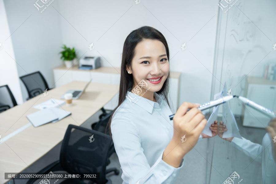 年轻商务女士