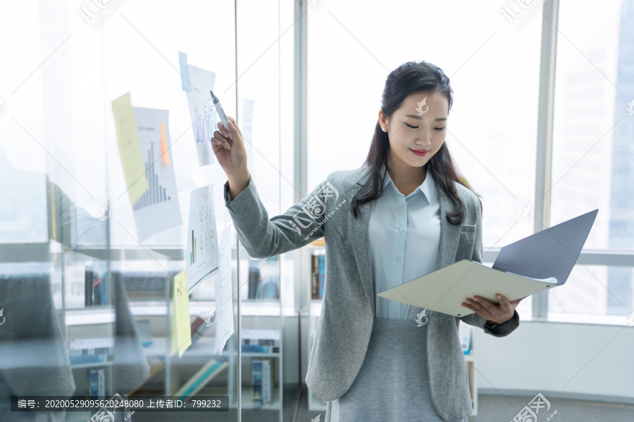 年轻商务女士