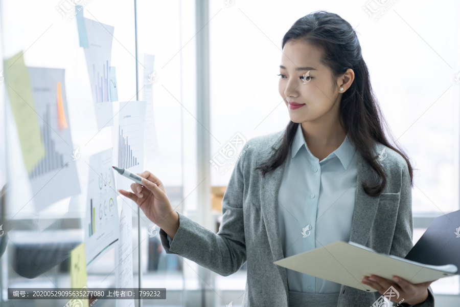 年轻商务女士
