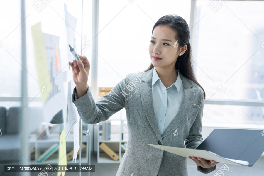 年轻商务女士