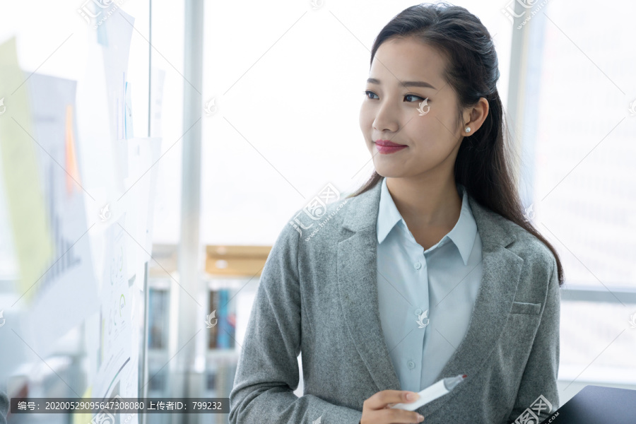 年轻商务女士