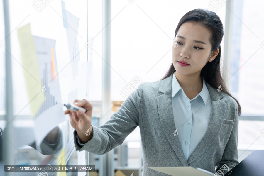 年轻商务女士