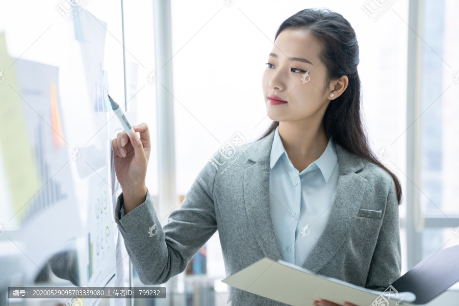 年轻商务女士