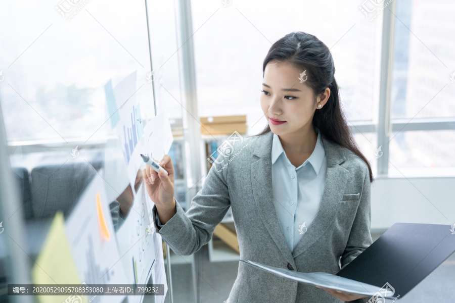 年轻商务女士