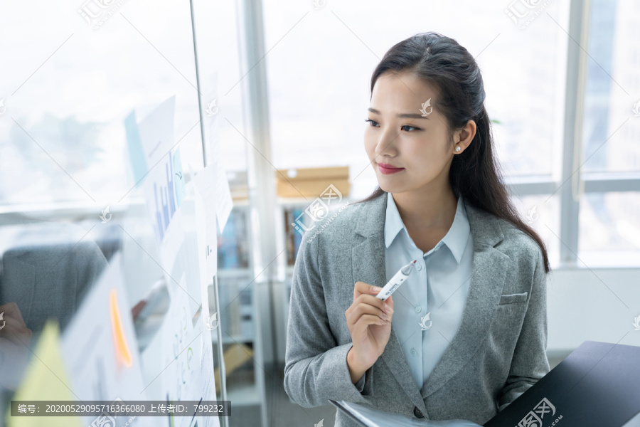 年轻商务女士
