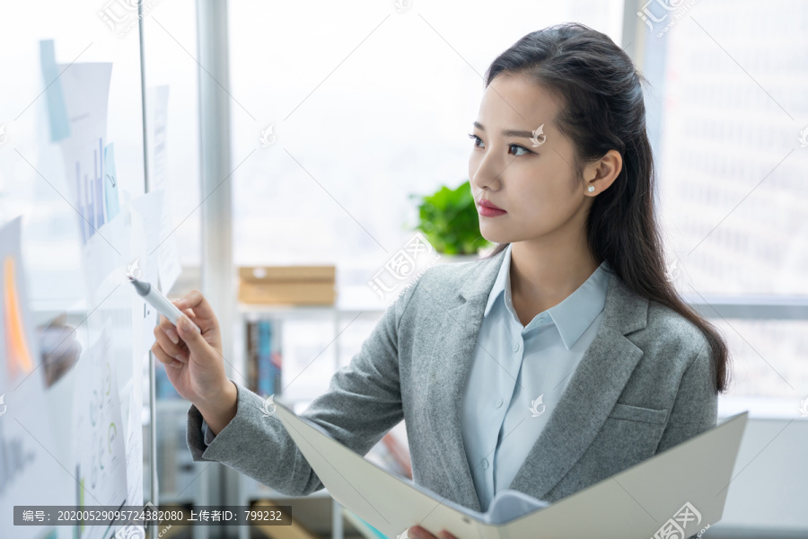年轻商务女士