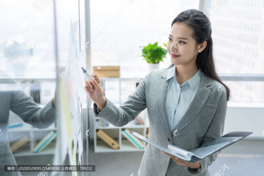 年轻商务女士