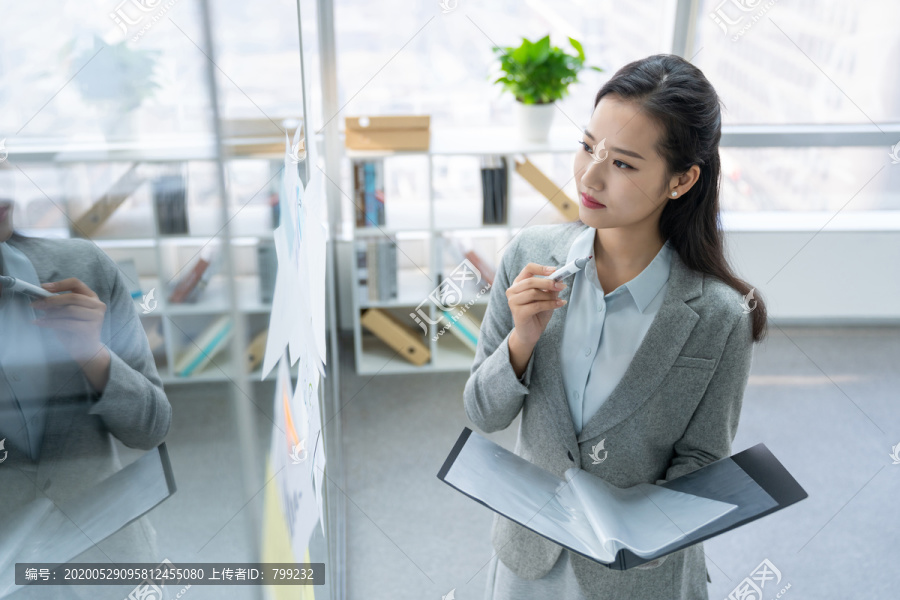 年轻商务女士