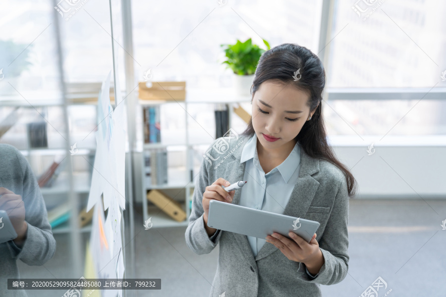 年轻商务女士