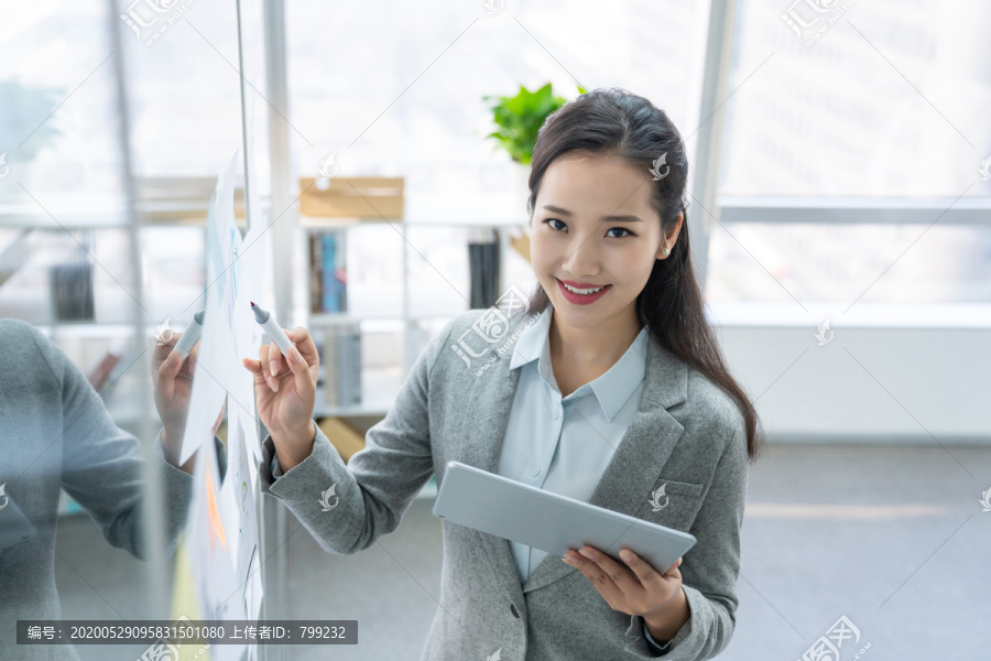 年轻商务女士