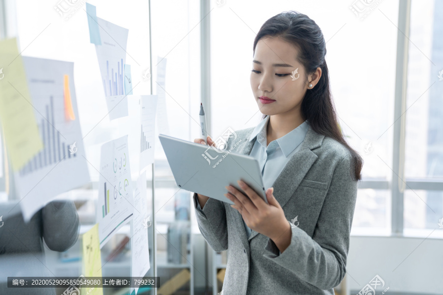 年轻商务女士
