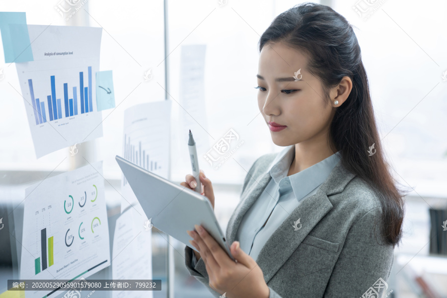 年轻商务女士