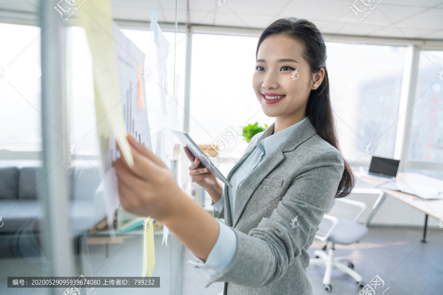 年轻商务女士