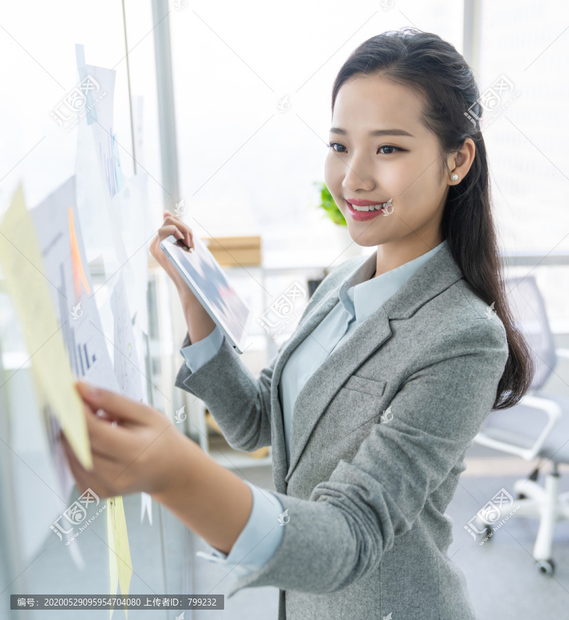 年轻商务女士