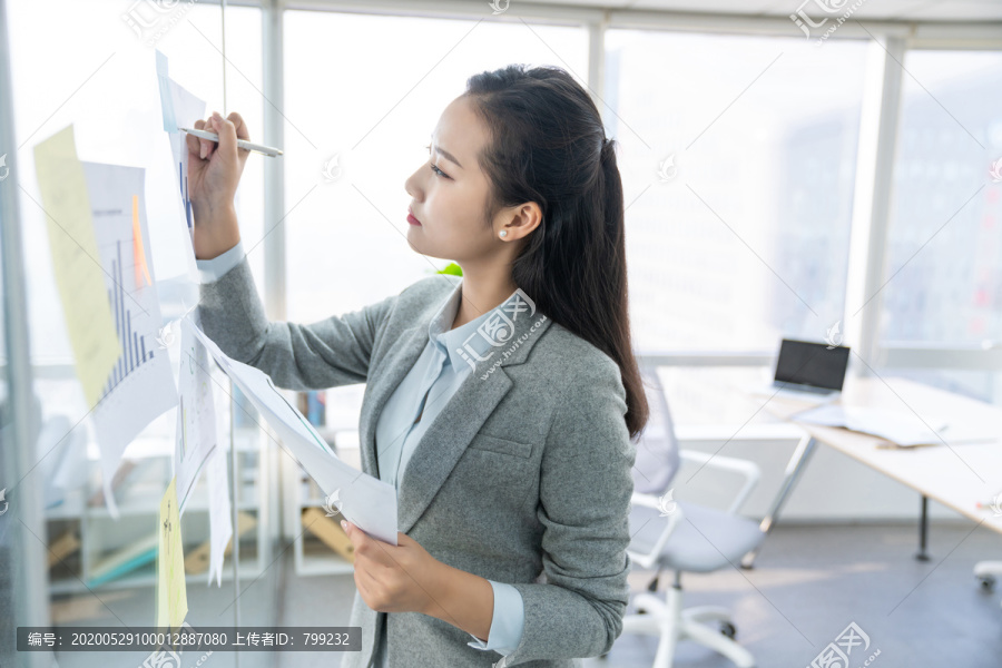 年轻商务女士