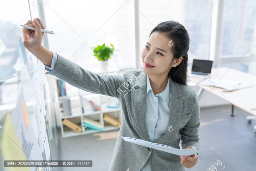 年轻商务女士