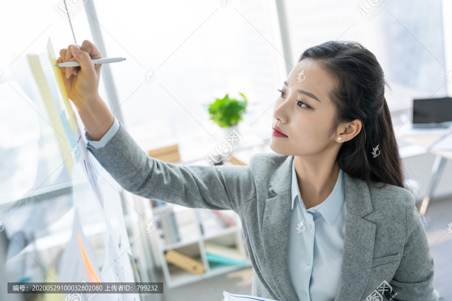 年轻商务女士