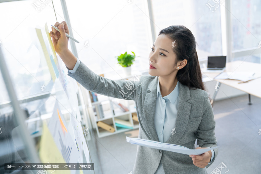 年轻商务女士