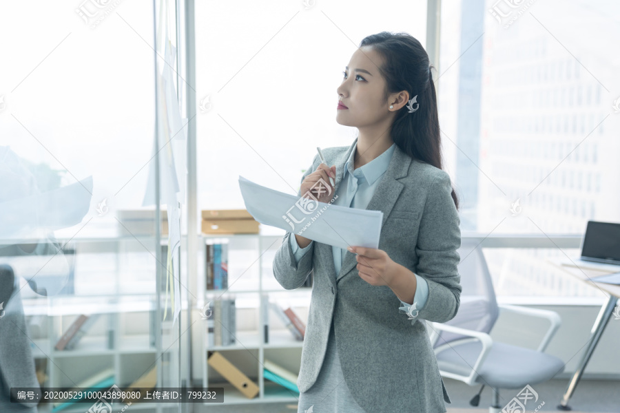 年轻商务女士