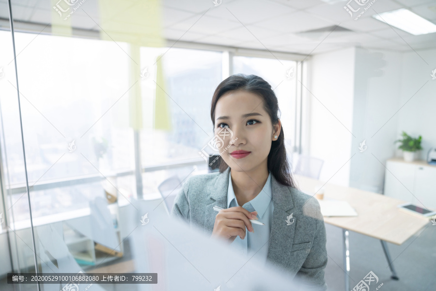 年轻商务女士