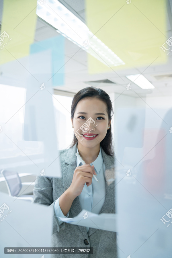 年轻商务女士