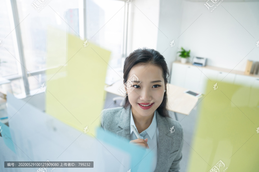 年轻商务女士