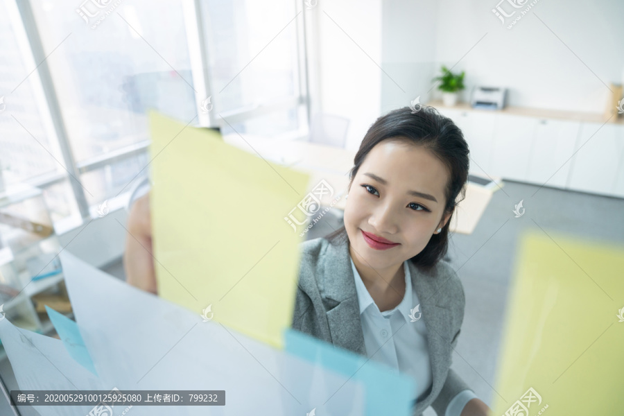 年轻商务女士