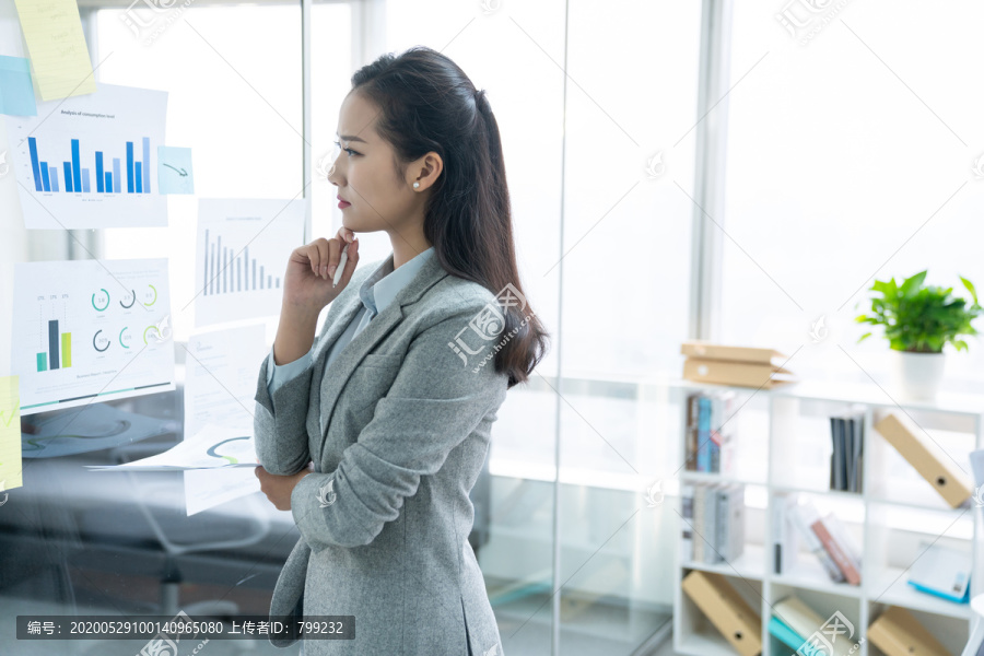 年轻商务女士