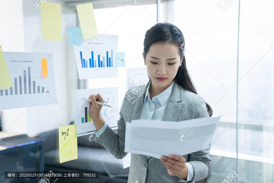 年轻商务女士