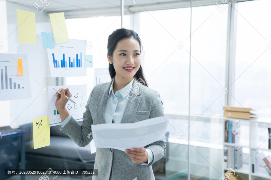 年轻商务女士