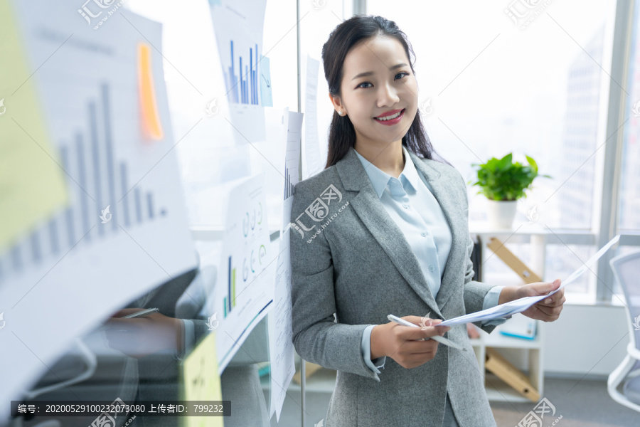 年轻商务女士
