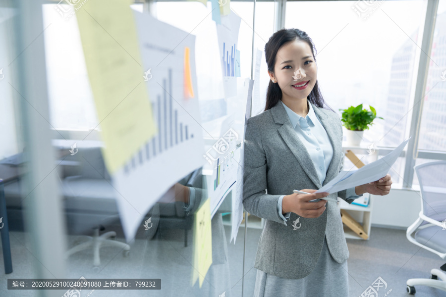 年轻商务女士