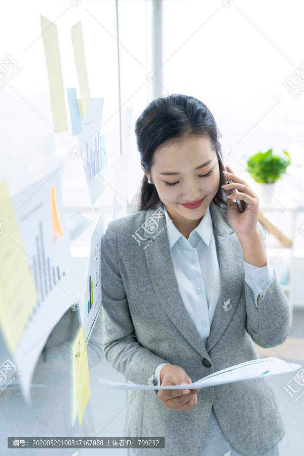 年轻商务女士