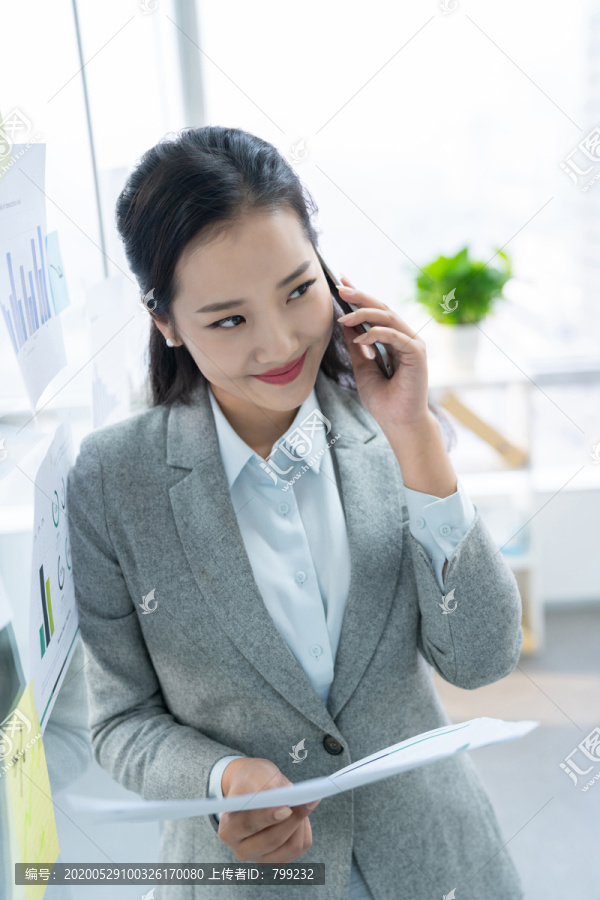 年轻商务女士