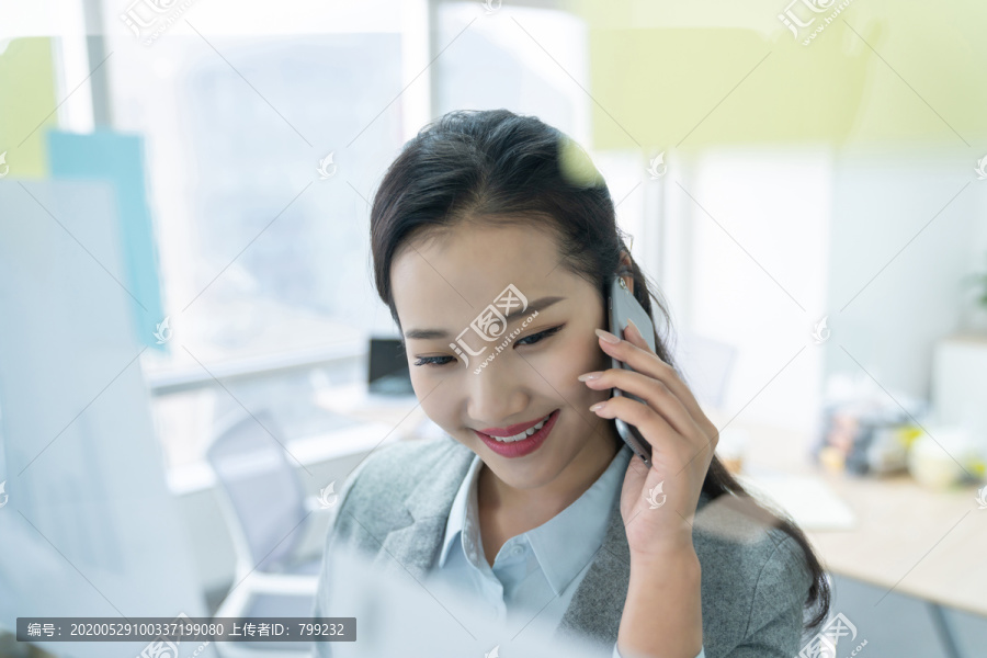 年轻商务女士