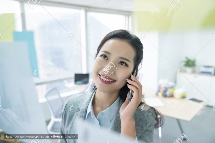 年轻商务女士