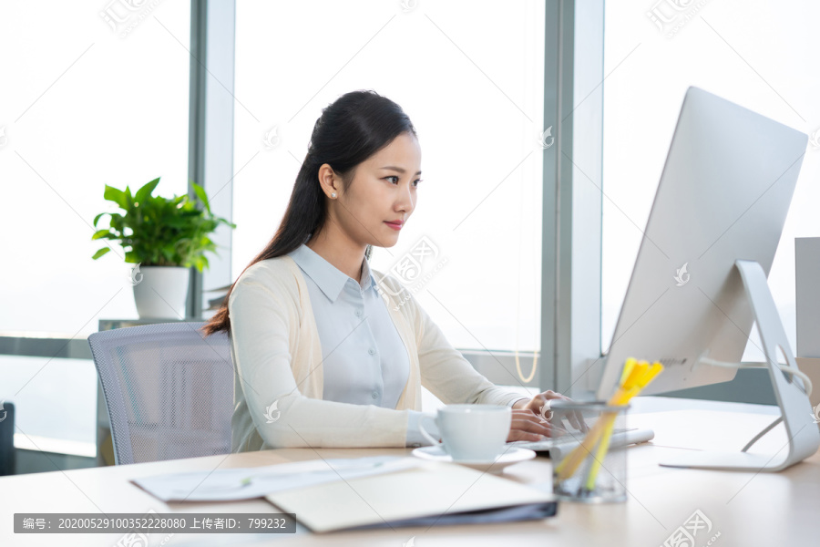 年轻女子休闲办公