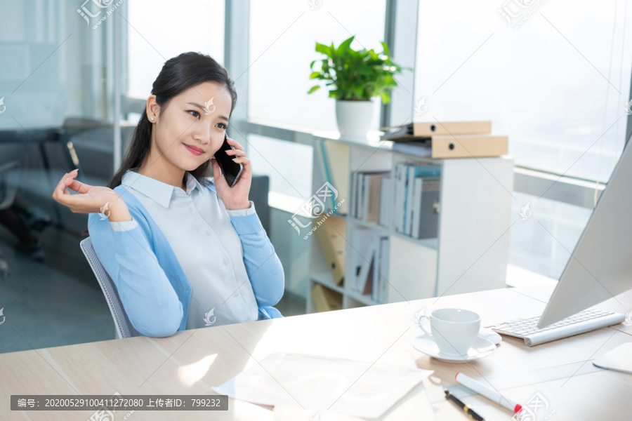 年轻女子休闲办公