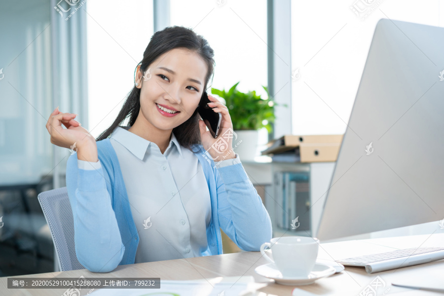年轻女子休闲办公