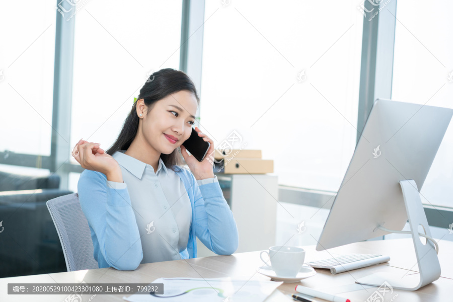 年轻女子休闲办公