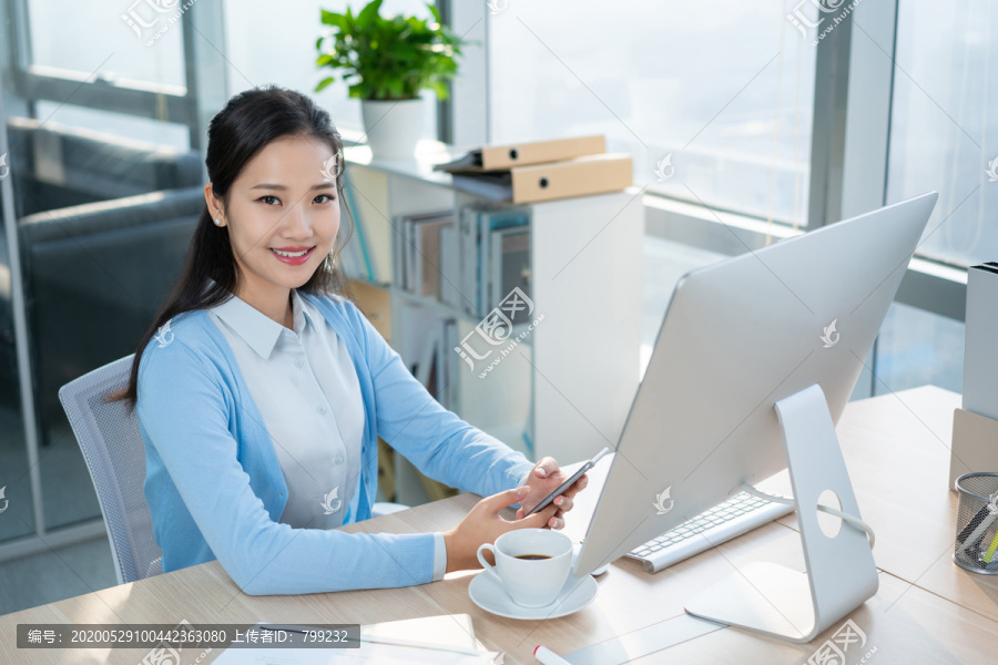 年轻女子休闲办公