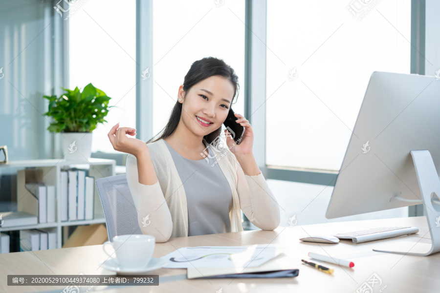 年轻女子休闲办公