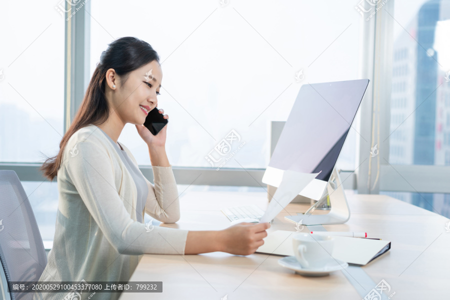 年轻女子休闲办公