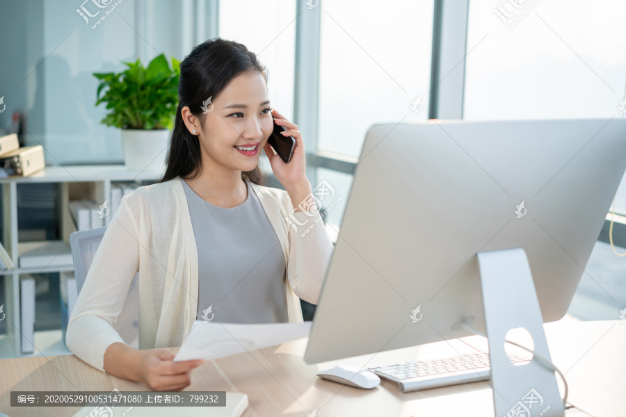 年轻女子休闲办公