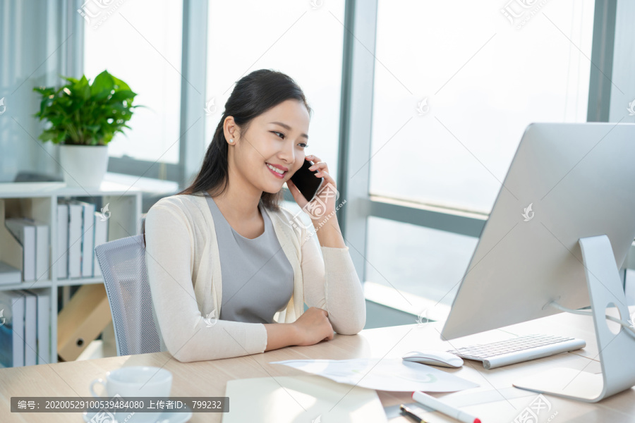年轻女子休闲办公