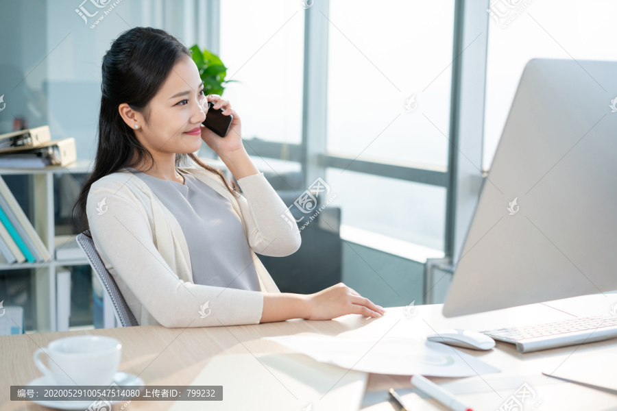 年轻女子休闲办公