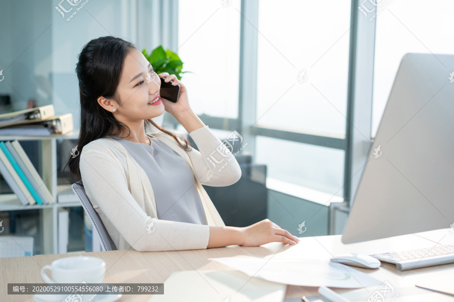 年轻女子休闲办公