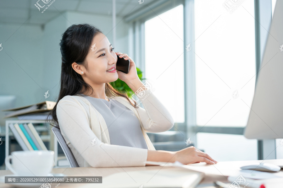 年轻女子休闲办公
