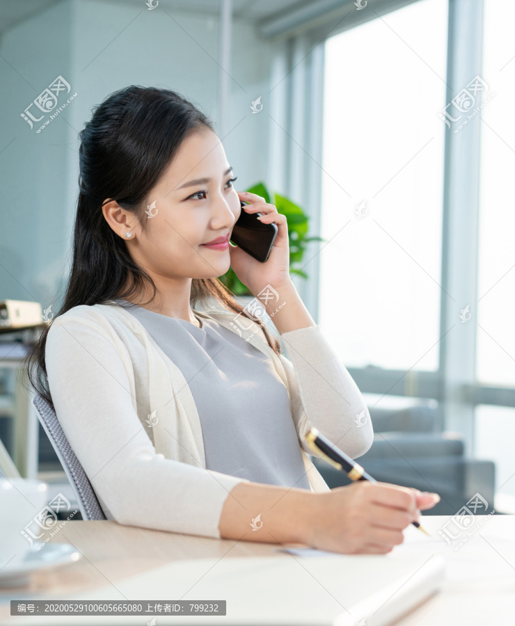 年轻女子休闲办公